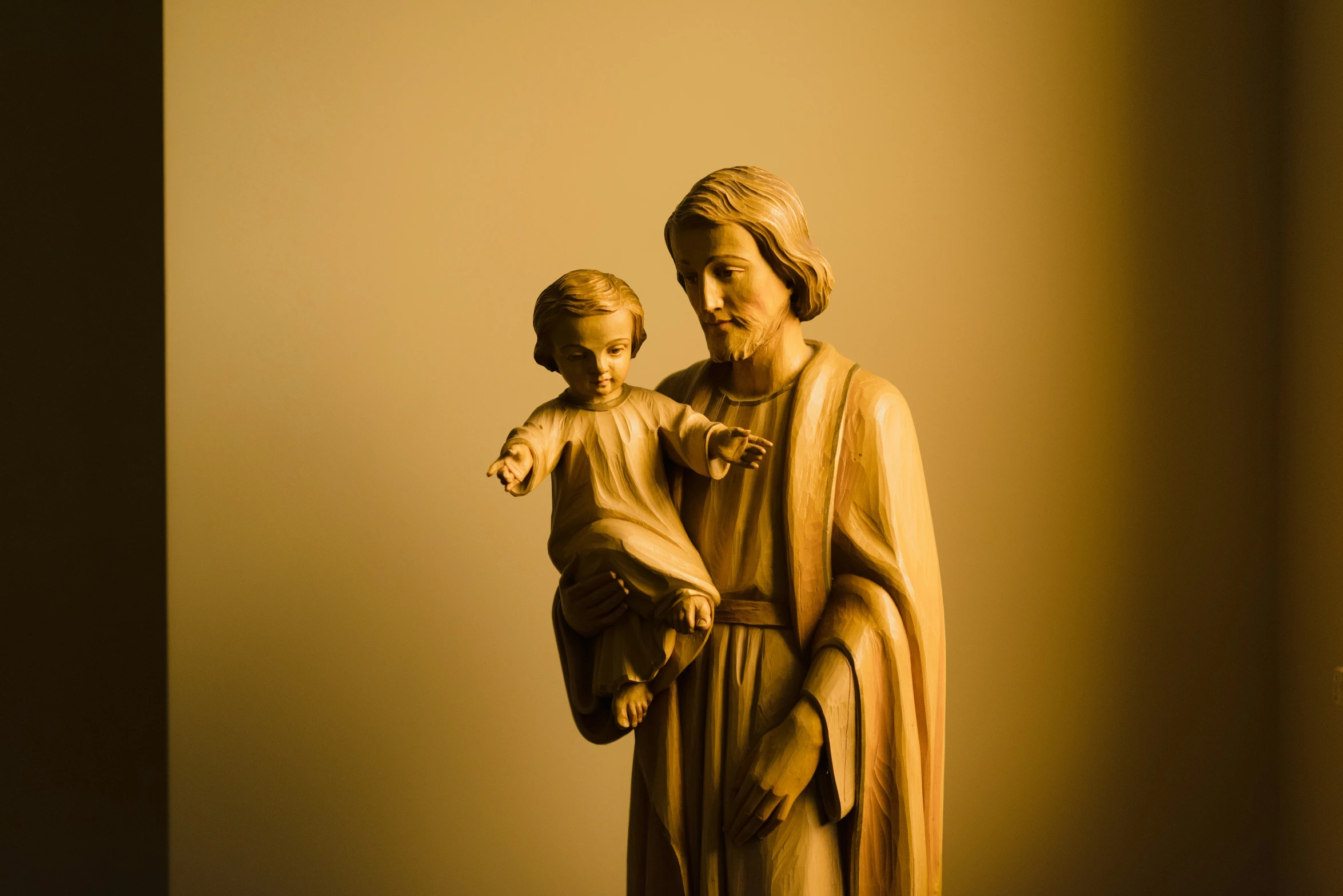 a picture of a statue of mary with the child jesus