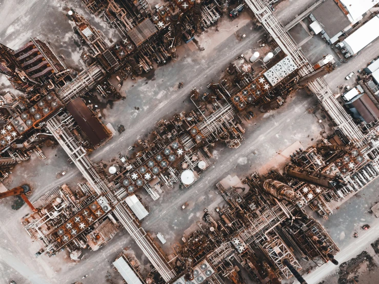 many different wooden structures sitting in the middle of a city