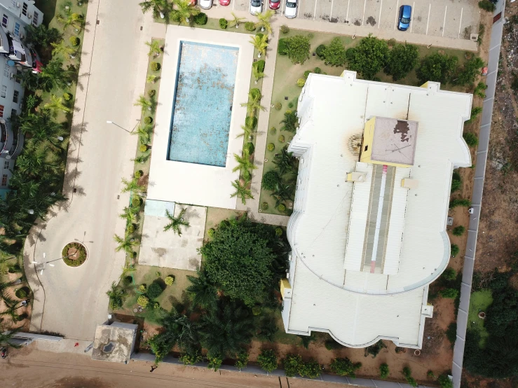 an aerial po of the pool in the middle of the city