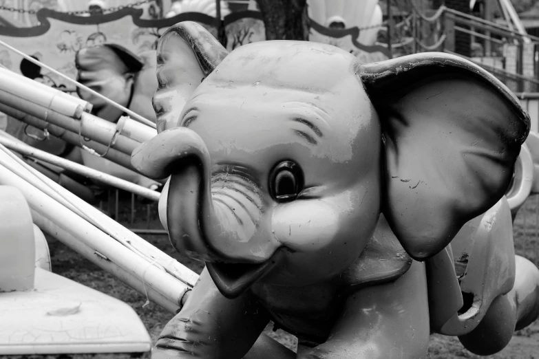 an elephant ride is being used for children's rides