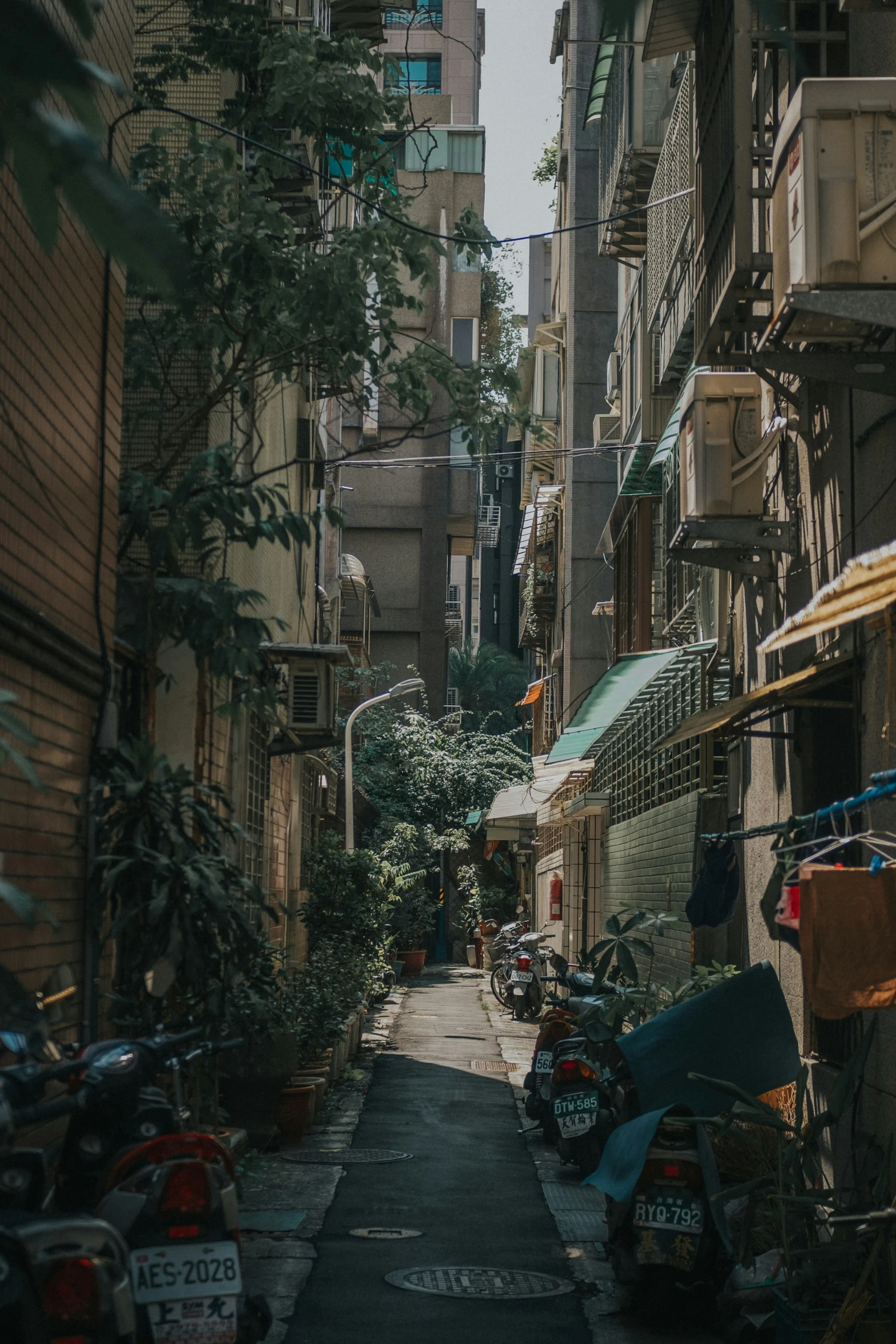 there is a view of a narrow alley way