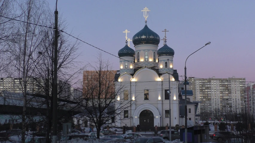 the very large white building with three domed domes on it