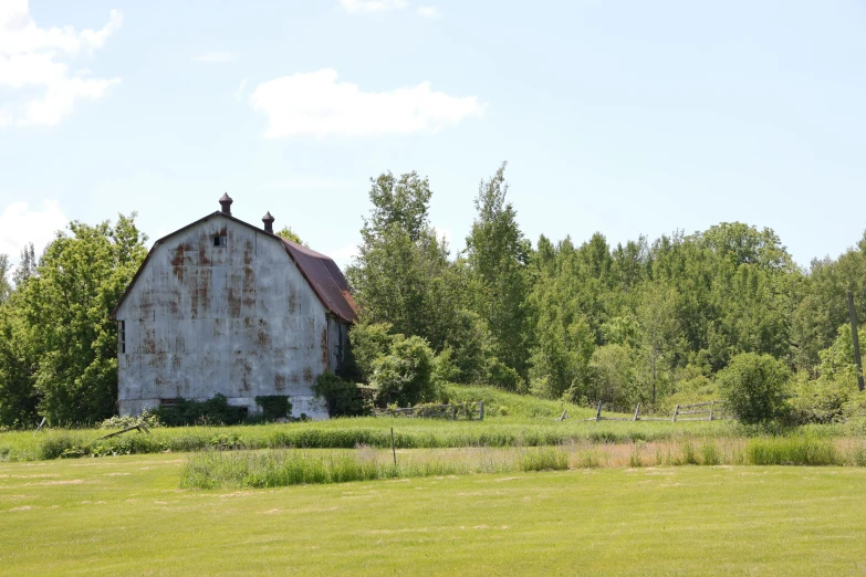 an old, run down barn on a country road