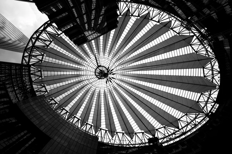 a ferris wheel is seen from behind in black and white