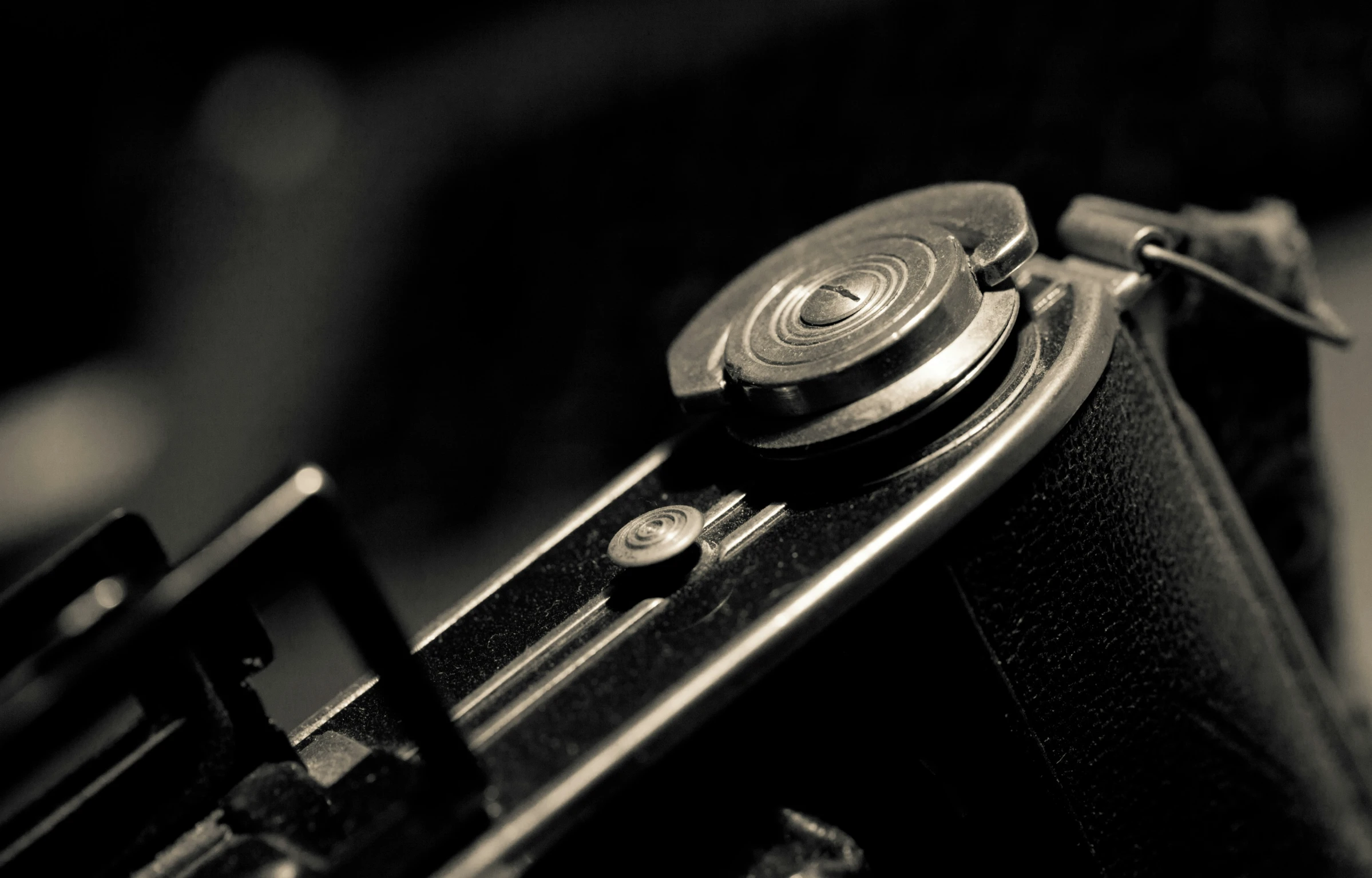 an old fashioned camera that is out of focus