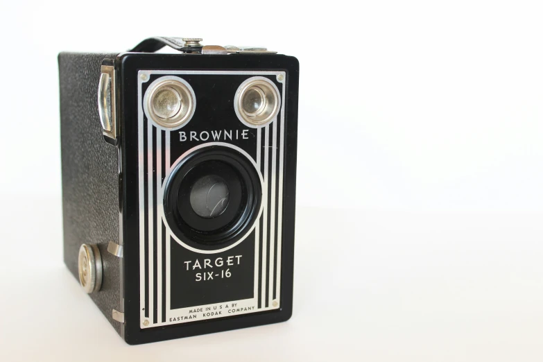 a brownie target camera sitting on top of a table