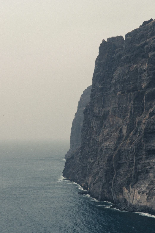 an image of a cliff next to the ocean