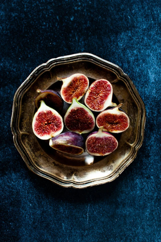 a small bowl that has sliced figs in it