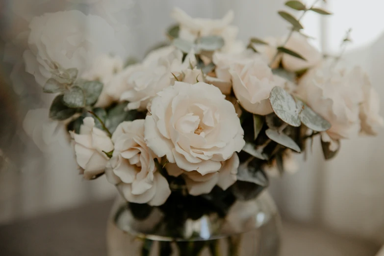 there is some flowers that are in this clear vase