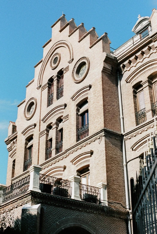 a building that has some windows on it