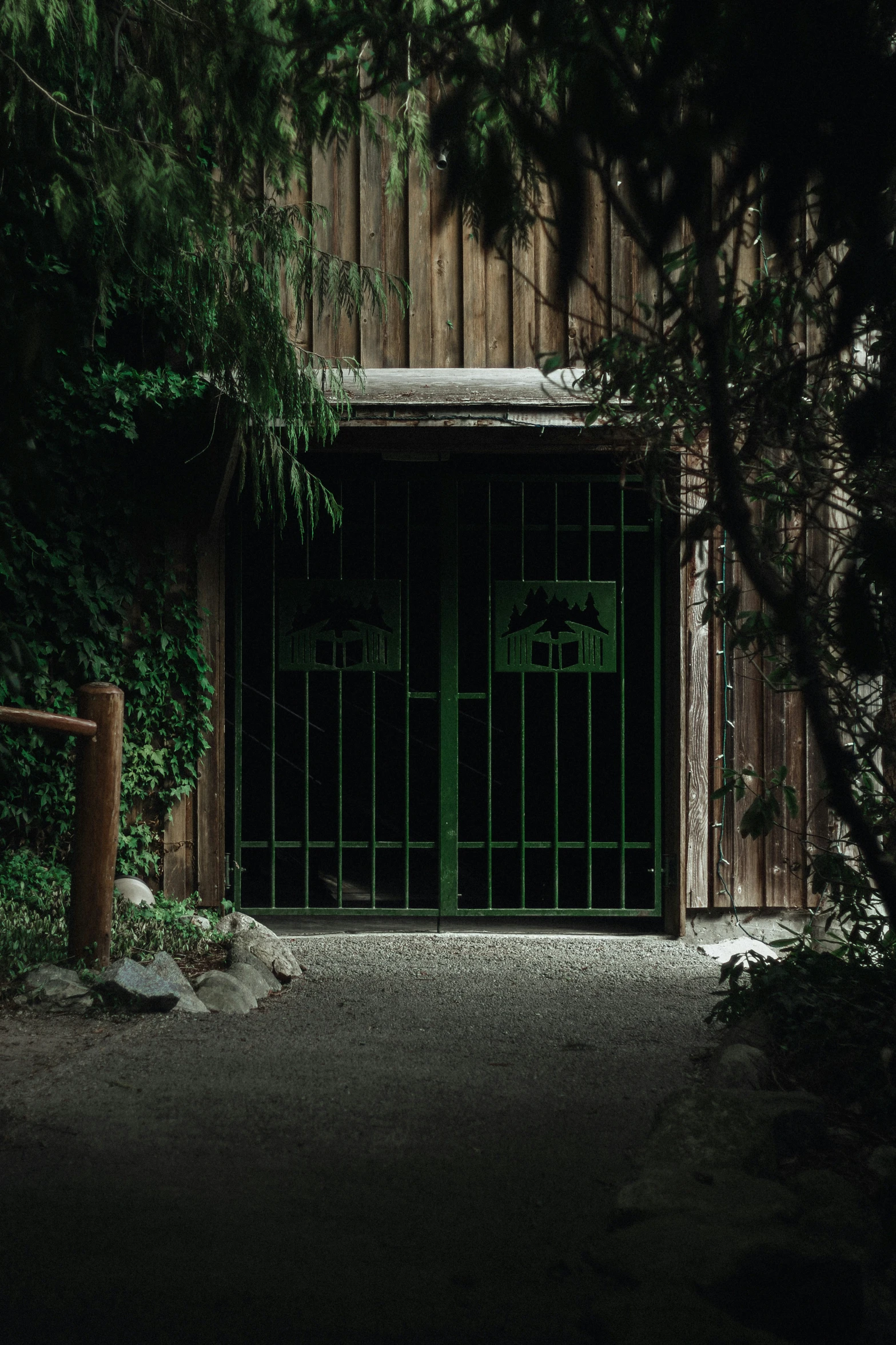 the gate to a gated in area is surrounded by trees