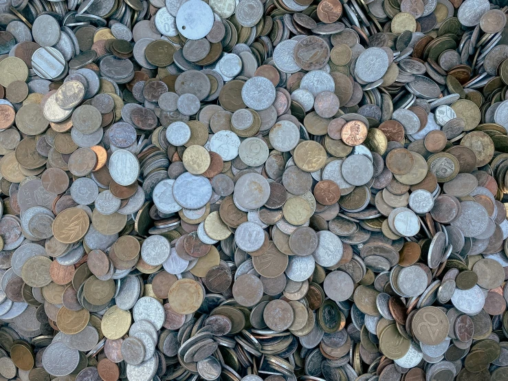 a very close up image of some coins