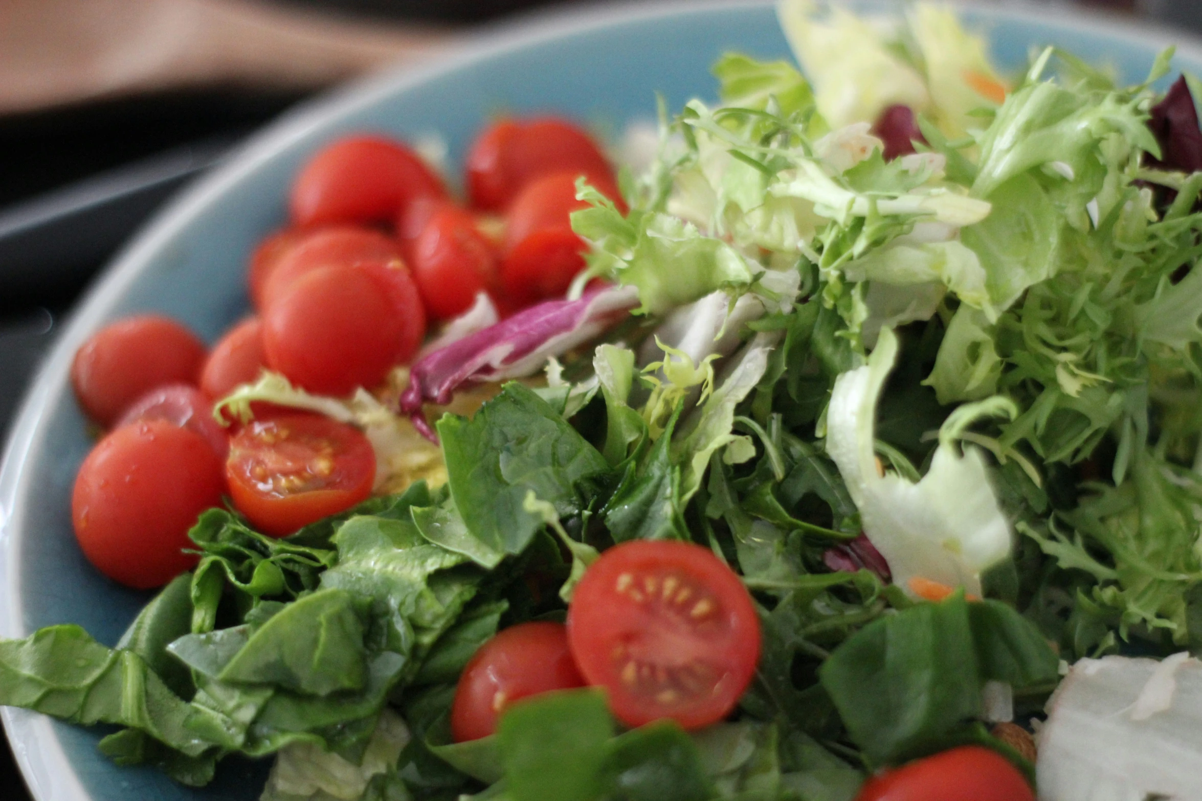 the dish contains greens, tomatoes, and a little amount of dressing