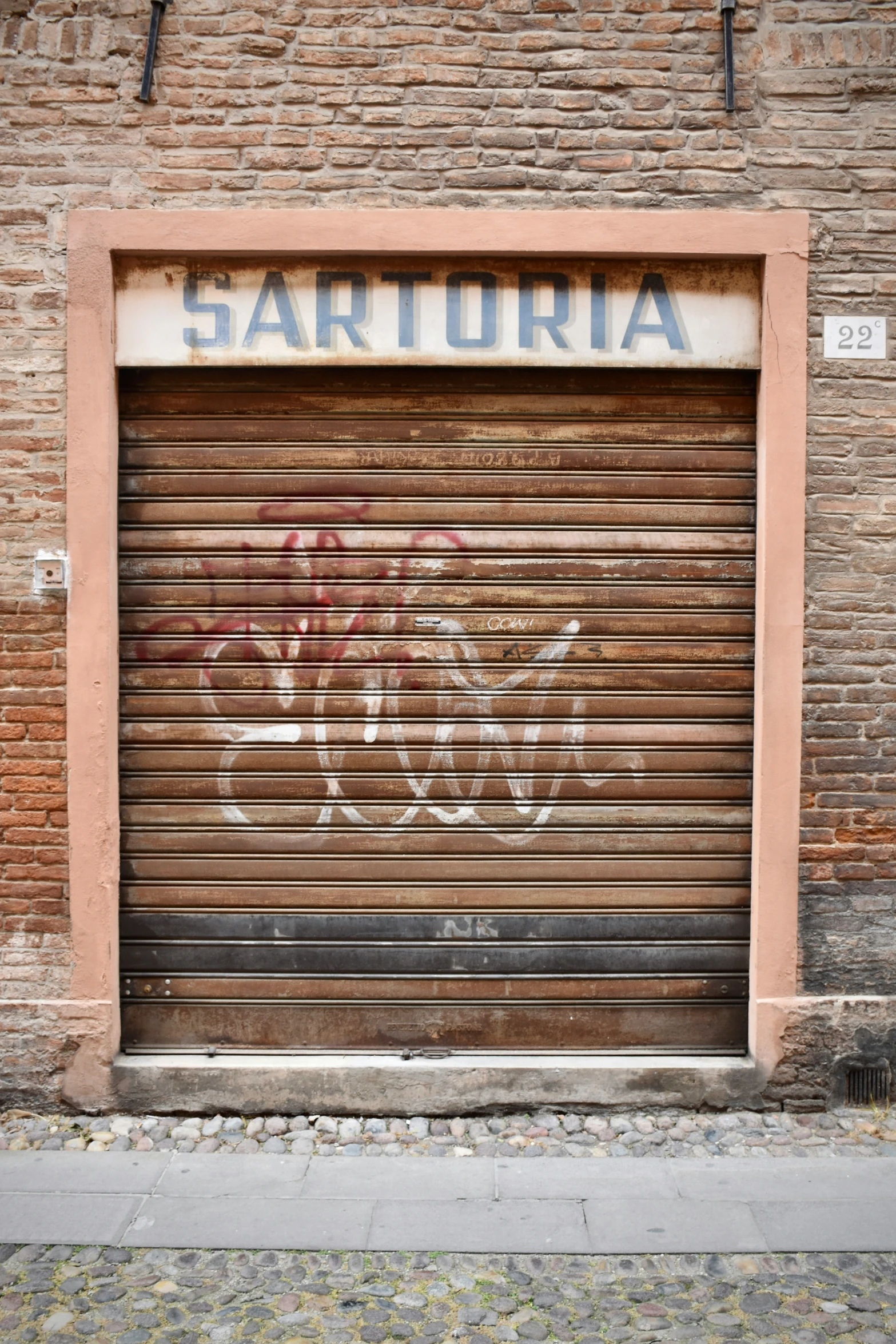 a closed garage door that reads gartuvia