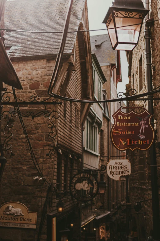 a street lamp hanging over the entrance to an outside restaurant