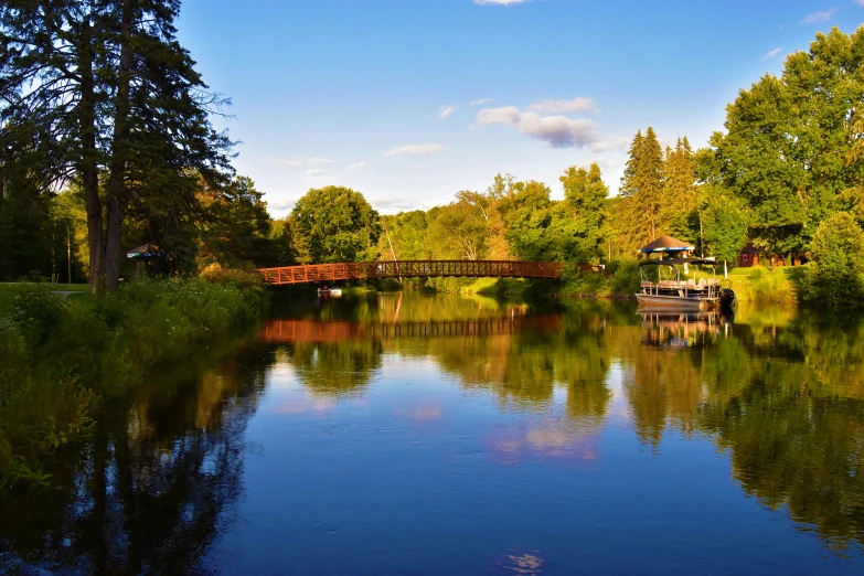 there is a small pier on the side of this river