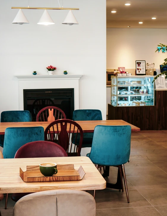 there are many chairs around a table at a coffee shop