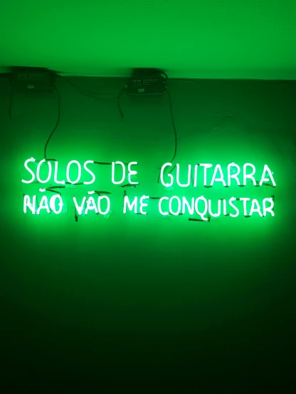 a neon green sign that reads solos de guitar nao va me concustar