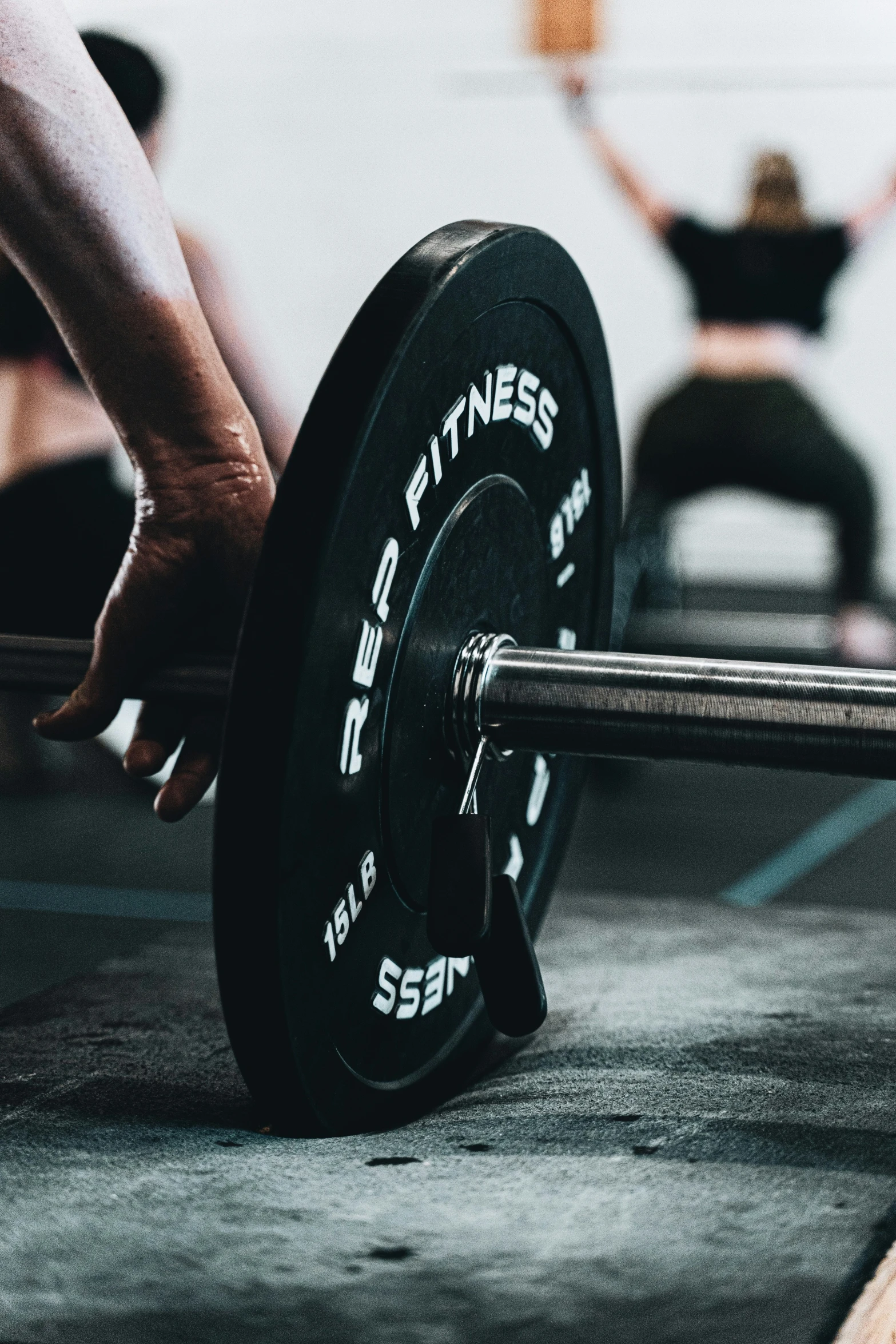 a barbell that is sitting on top of a table