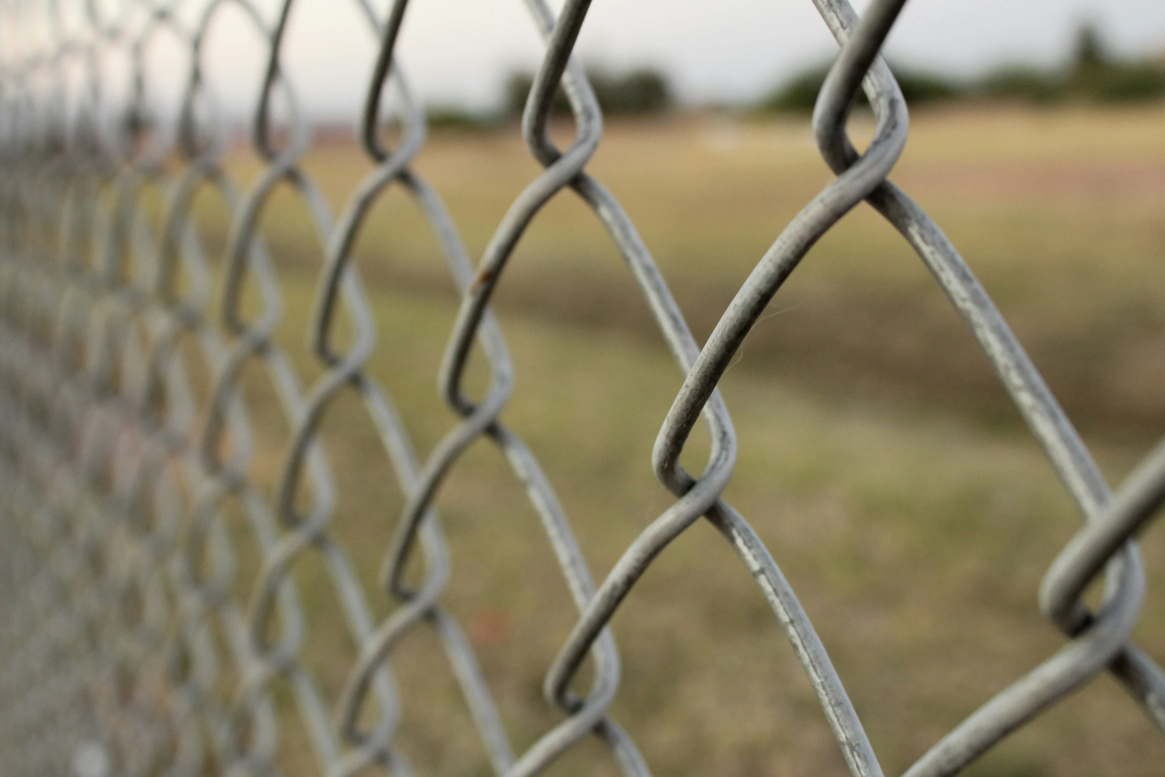 a blurry picture of a chain link fence