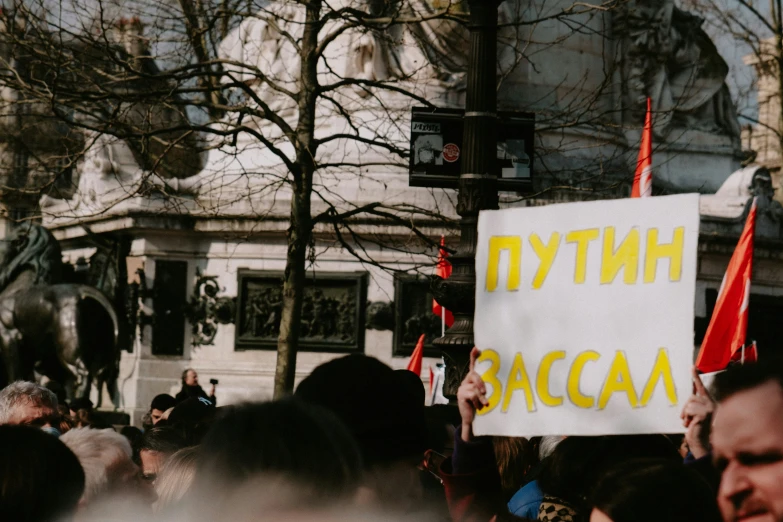 the march rally in front of parliament is full of protesters