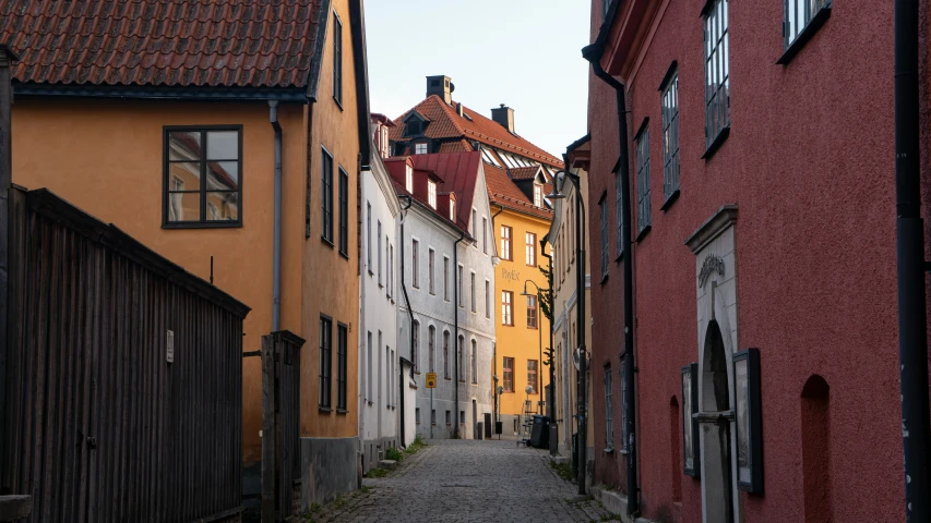 a narrow alleyway leading to old - fashioned houses