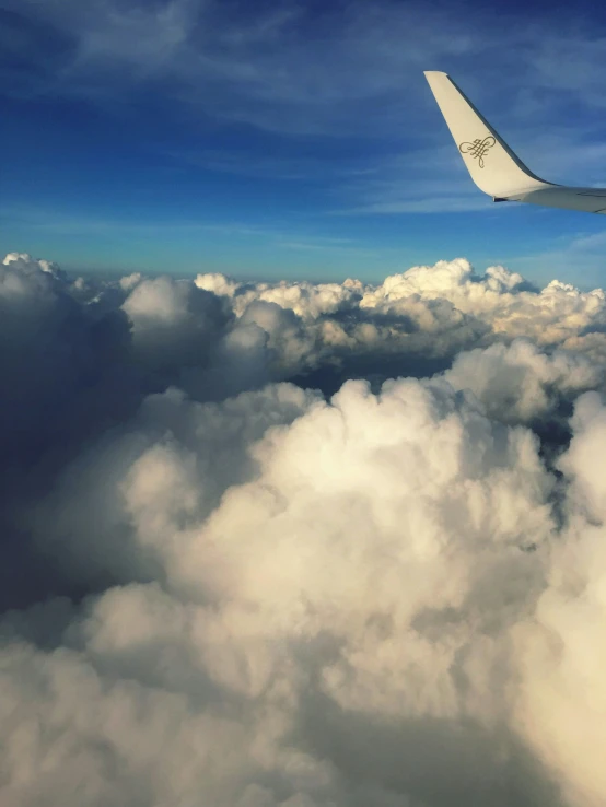 the wing of an airplane in a cloudy sky