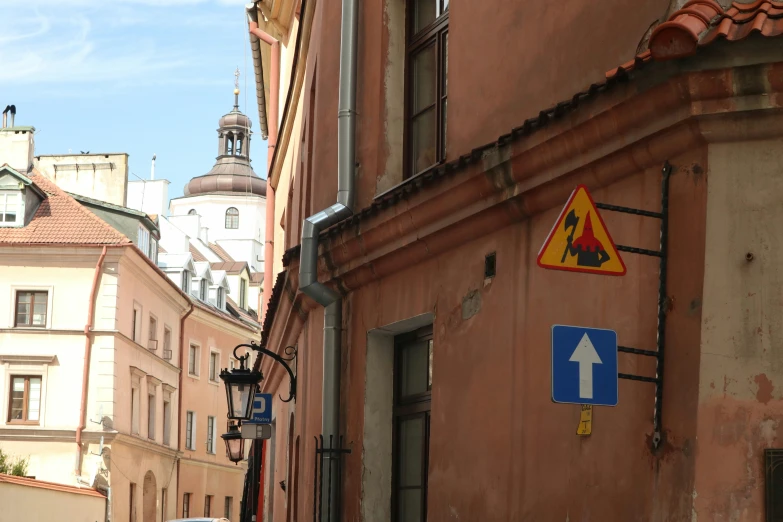 there are many buildings that line this street