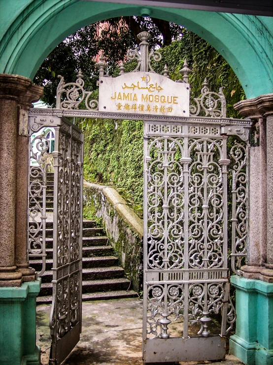 the entrance to the dama mouse park with a white sign