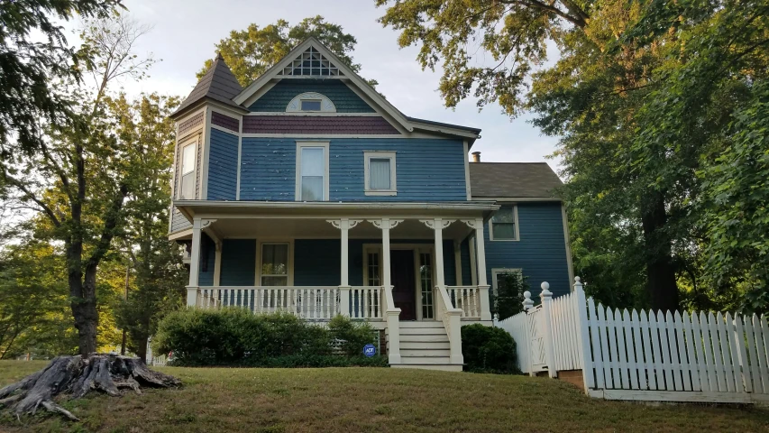 a large house that is sitting in the grass