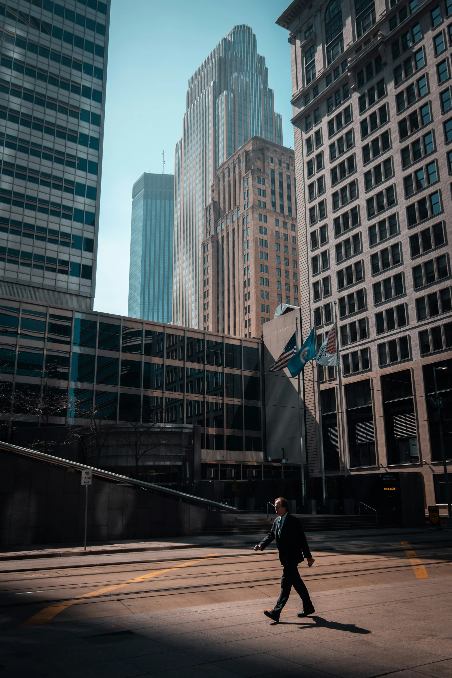 the man is crossing the street in the city