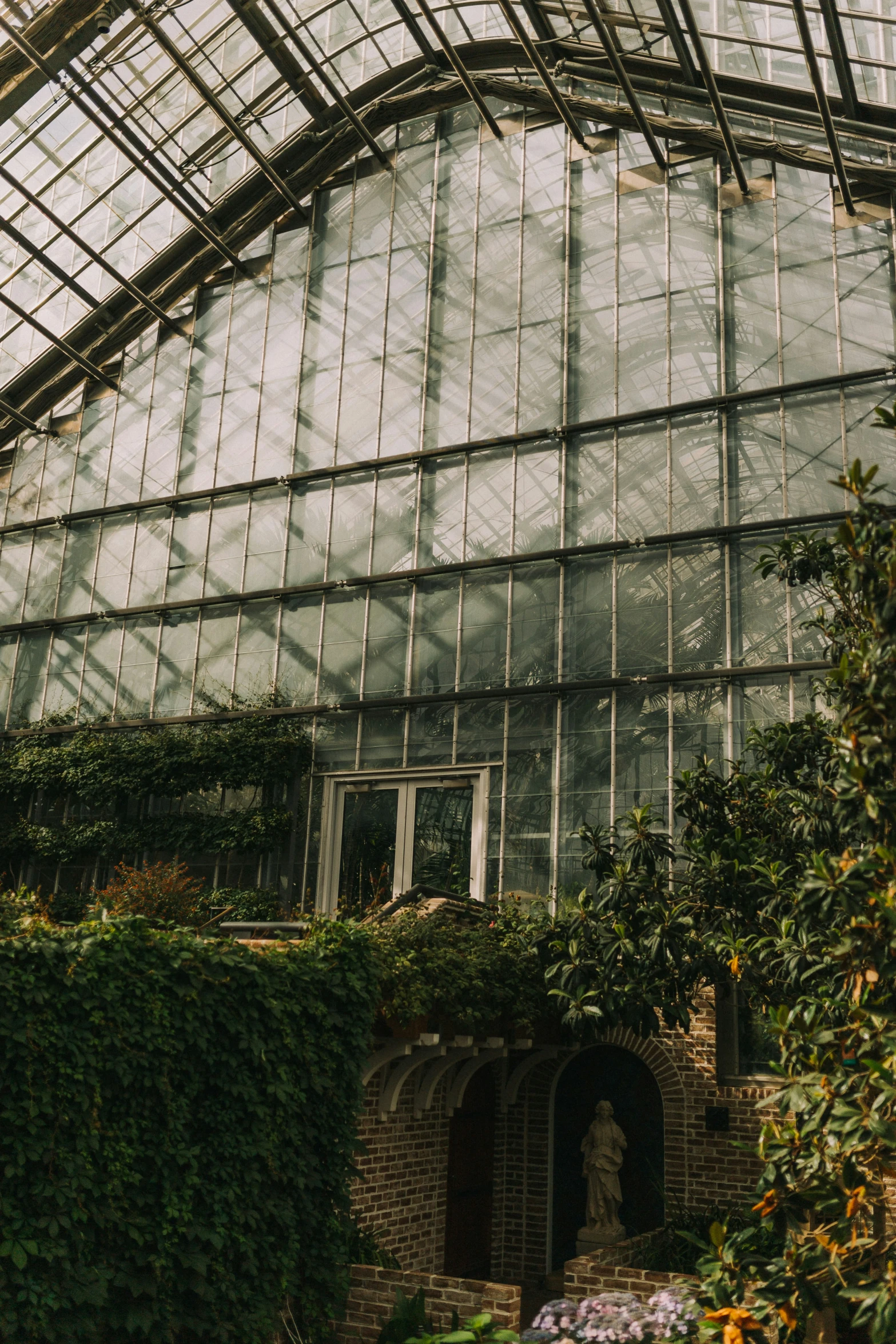 an overgrown building with many windows and vines growing all around