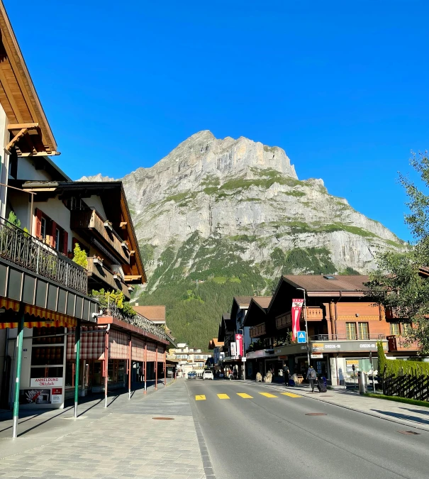 this is a town in the mountains and it looks like a mountain range