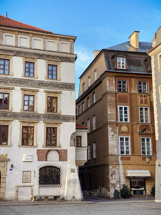 some buildings are on the corner by the street