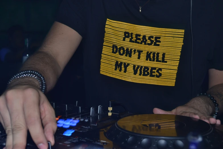 a dj is using his turntable to play the song