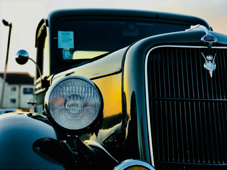 a front view of the headlight of an old fashion car