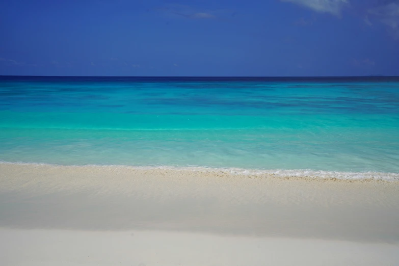 there is a small boat that is anchored at the beach