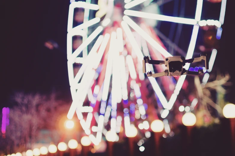 a carnival is lit up at night with lights