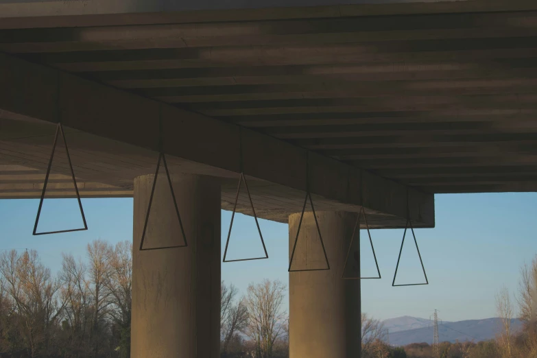 a po of a line swinging from the roof of a large building