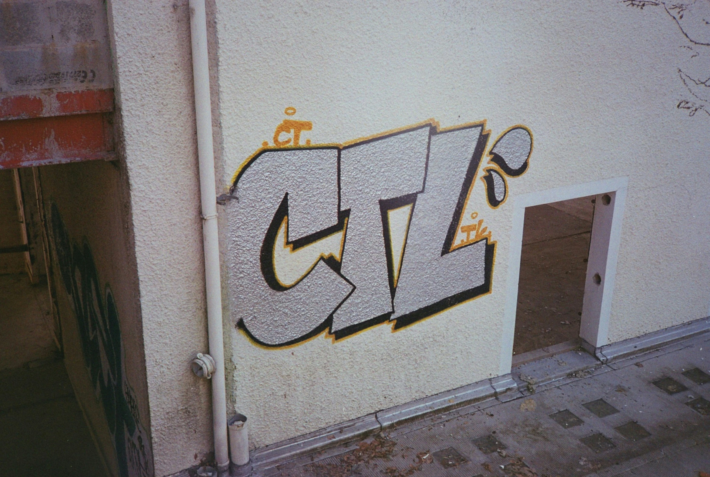 an image of graffiti on a wall