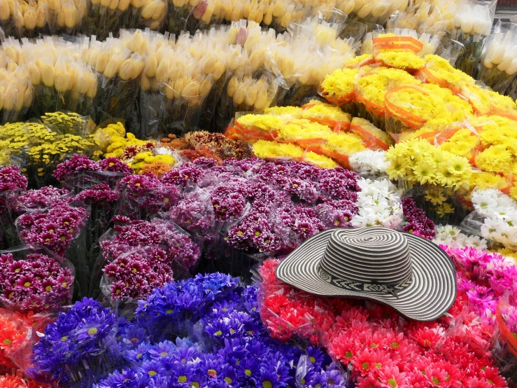 a flower shop with hats on it