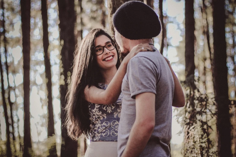 a couple hug in the forest during their pre wedding po session