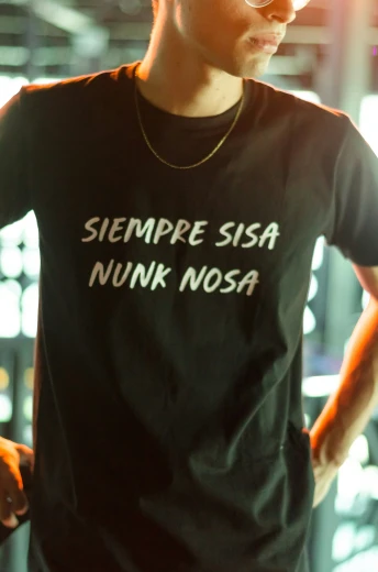 a man wearing a shirt that says sempre sisa nunk nosa