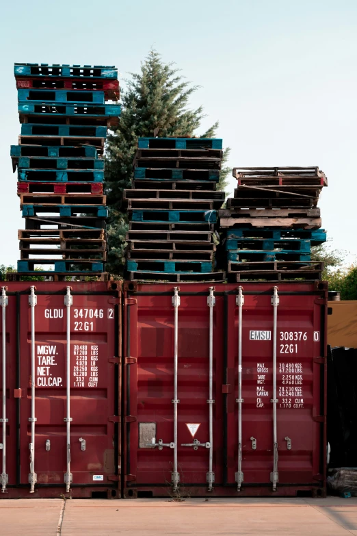 a bunch of shipping containers sitting near a building