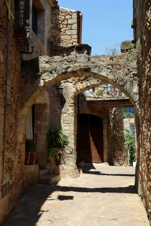 an archway leading into an alley way between two buildings