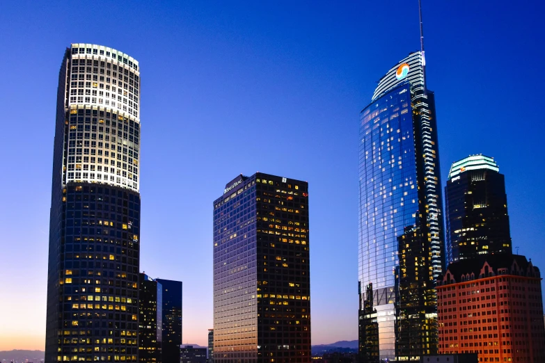 the skyline of skyscrs in san francisco with the city lights in