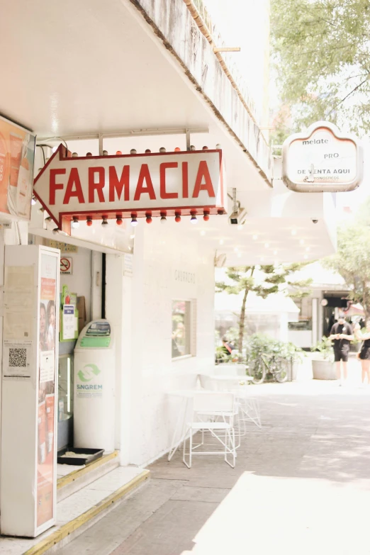 a farmers store with an advertit for farmacia