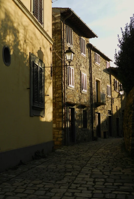 the sun shines on a cobblestone street