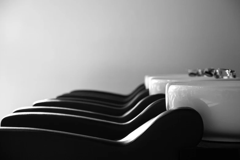 a row of black and white chairs next to each other