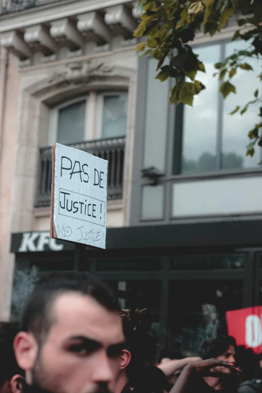 a sign in front of a building saying past de justetel